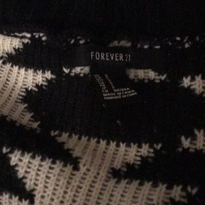 Black and white sweater w quarter length sleeves